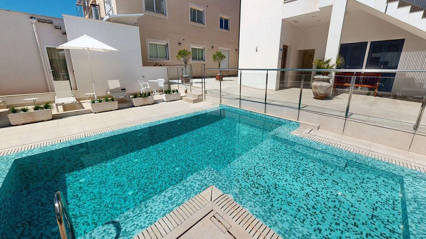 Ferienwohnung für 4 Personen, mit Balkon und Pool - 1