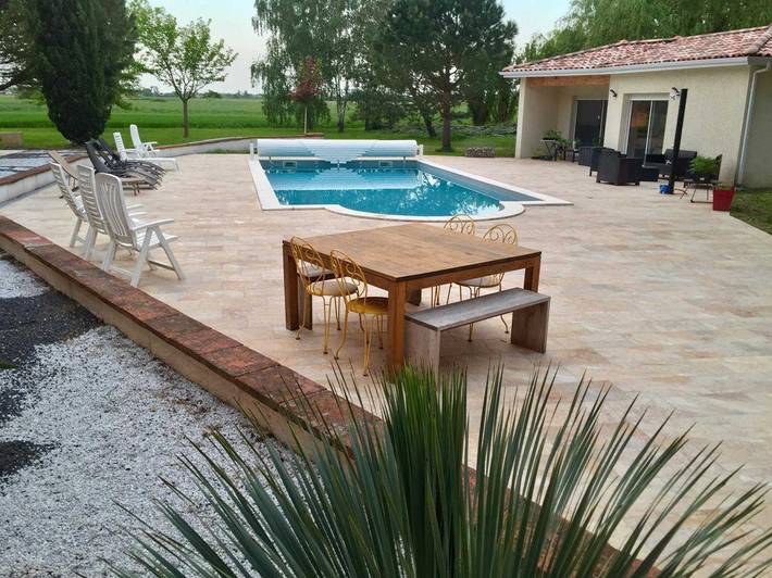 Gîte pour 6 personnes, avec Balcon/Terrasse et Terrasse ainsi que Jardin et Piscine