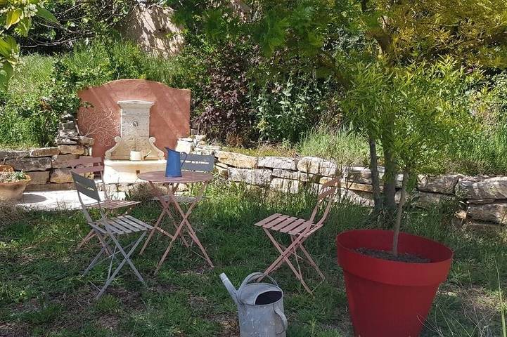 Location de vacances pour 2 personnes, avec terrasse ainsi que jardin et piscine, animaux acceptés à Le Val