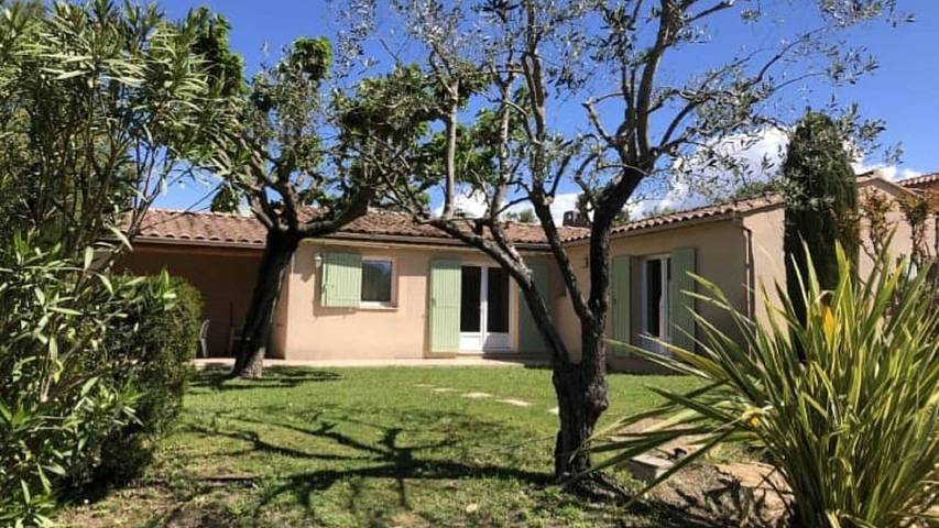 Location de vacances pour 6 personnes, avec terrasse ainsi que jardin et piscine, animaux acceptés