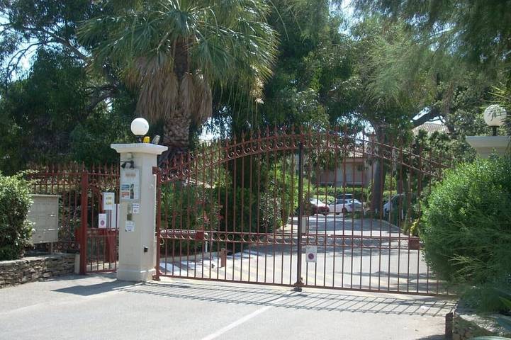 Gîte pour 4 personnes, avec Terrasse ainsi que Jardin et Piscine dans Plage La Badine - 3