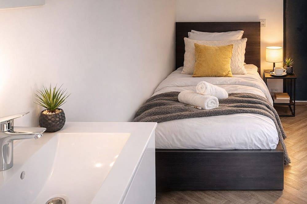 Ganze Wohnung, Perfekt für Alleinreisende, die eine preiswerte Unterkunft im Zentrum von Tilburg suchen. Dieses gemütliche private Zimmer in der Nähe des Hauptbahnhofs verfügt über einen Fernseher und einen Arbeitsbereich. in Tilburg, Nordbrabant