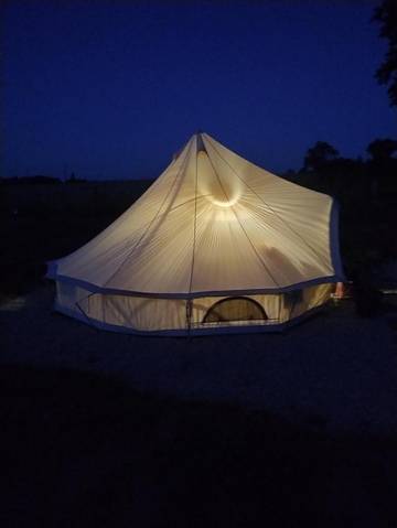 Tente pour 2 personnes, avec vue et jardin dans Allier