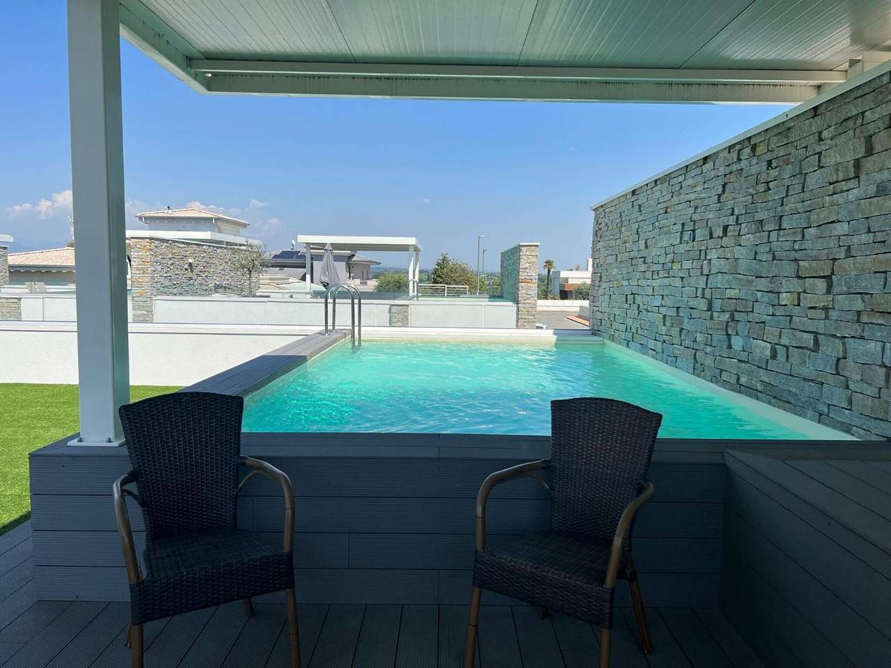 Appartement entier, Appartement « Peschiera Luxury House » avec piscine privée, Wi-Fi et climatisation in Peschiera del Garda, Montagnes autour du lac de Garde