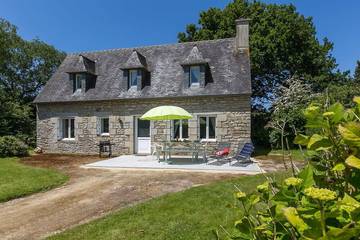 Cottage pour 5 personnes, avec jardin à Sizun