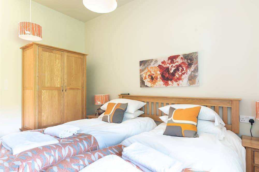 Hillside Lodge - sleeps 4/10 with wood burner and private hot tub in Cheddar, Somerset