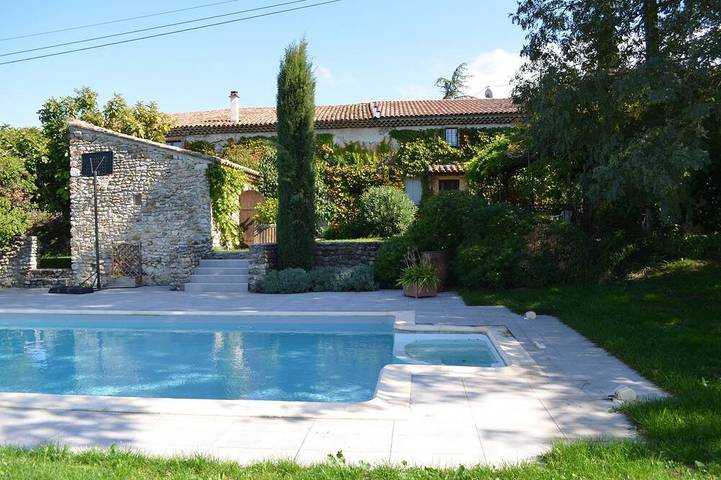 Location de vacances pour 28 personnes, avec jacuzzi et piscine ainsi que balcon et jardin, animaux acceptés à Saint-Gervais-sur-Roubion