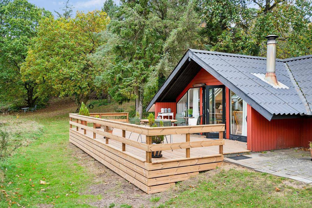 Gepflegtes Ferienhaus auf großem Naturgrundstück in erster Reihe zum Wasser mit Meerblick in Dejret, Knebel