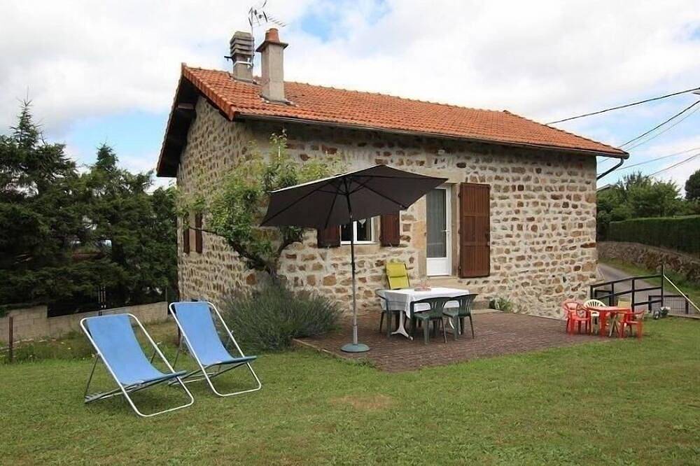 Charmante Maison Traditionnelle avec Jeux, Terrasse et Parking à Lantriac in Lantriac, Mézenc
