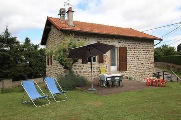 Gîte pour 4 personnes, avec jardin à Lantriac