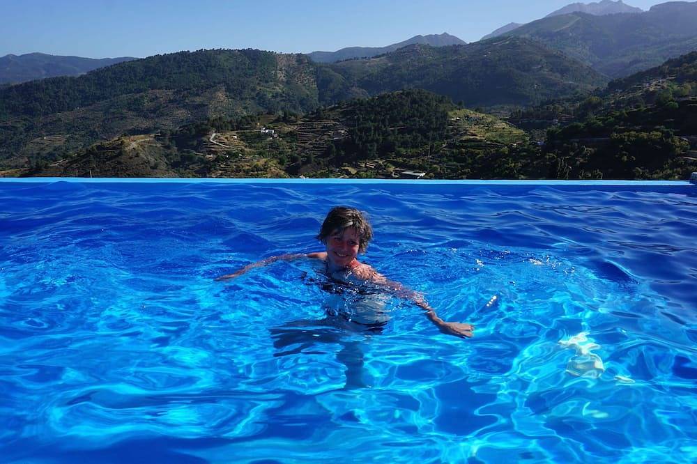 Contemporary 3 Bed Casa, Infinity Pool 6 Terraces Mountain & Valley Views in Yunquera, Sierra de las Nieves