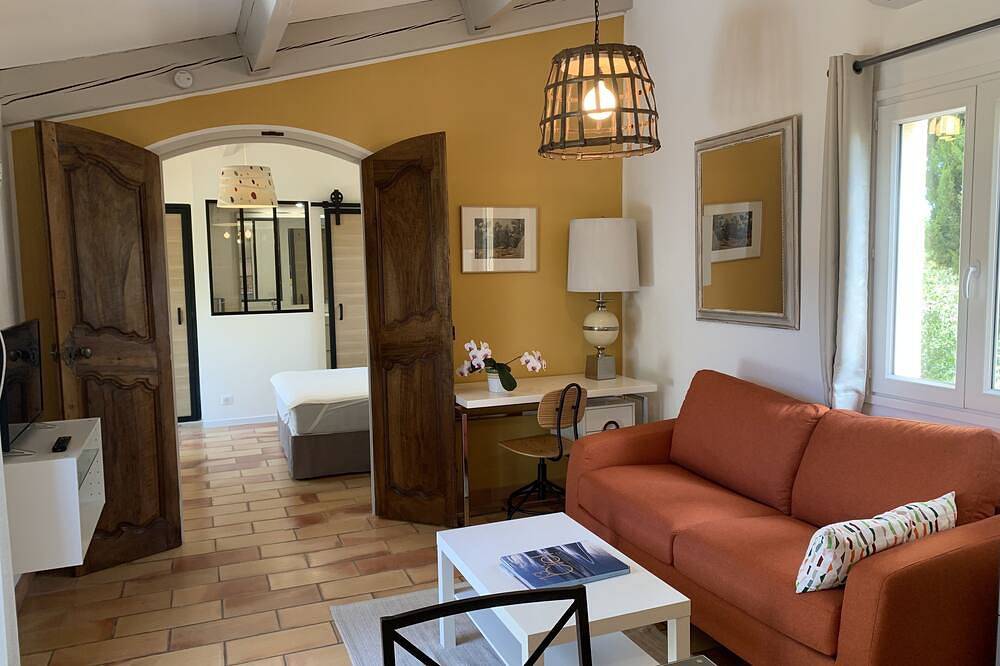 Appartement entier, Cosy 2 pièces rénové expo Sud Clim. terrasse & jardin privés Parking à 8mn D'Aix in Ventabren, Côte méditerranéenne (France)