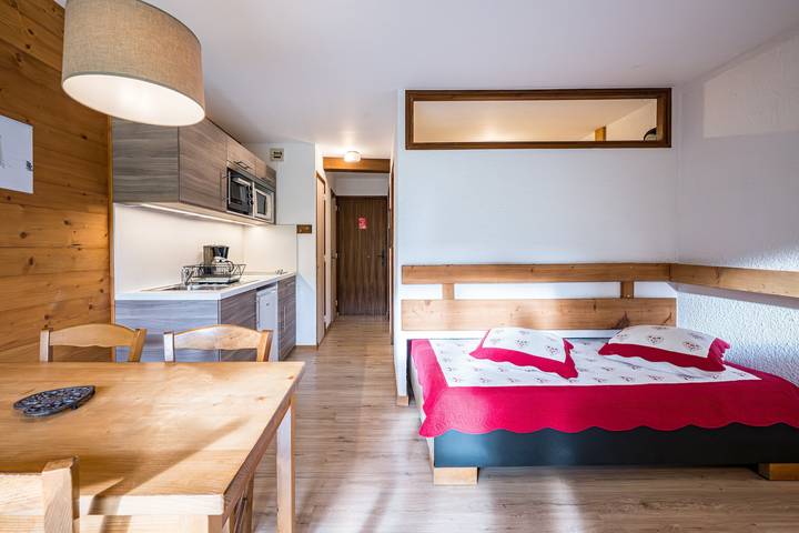 Entire studio, Studio Apartment '2 - L'Edelweiss' with Mountain View, Shared Garden and Wi-Fi in Cohennoz, Albertville region