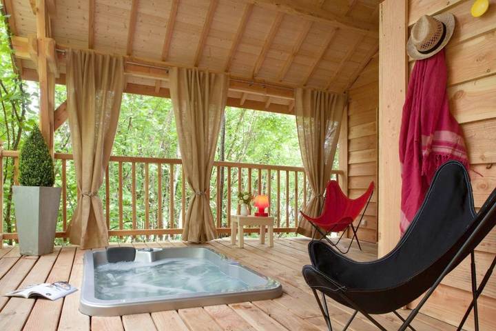 Gîte pour 5 personnes, avec Balcon et Jacuzzi ainsi que Terrasse et Sauna