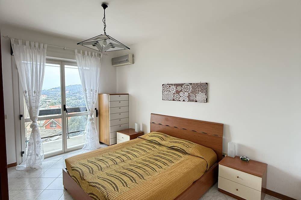 Appartamento intero, Il tuo rifugio a Varazze - vista spettacolare e mare a portata di mano! in Varazze (Città), Varazze