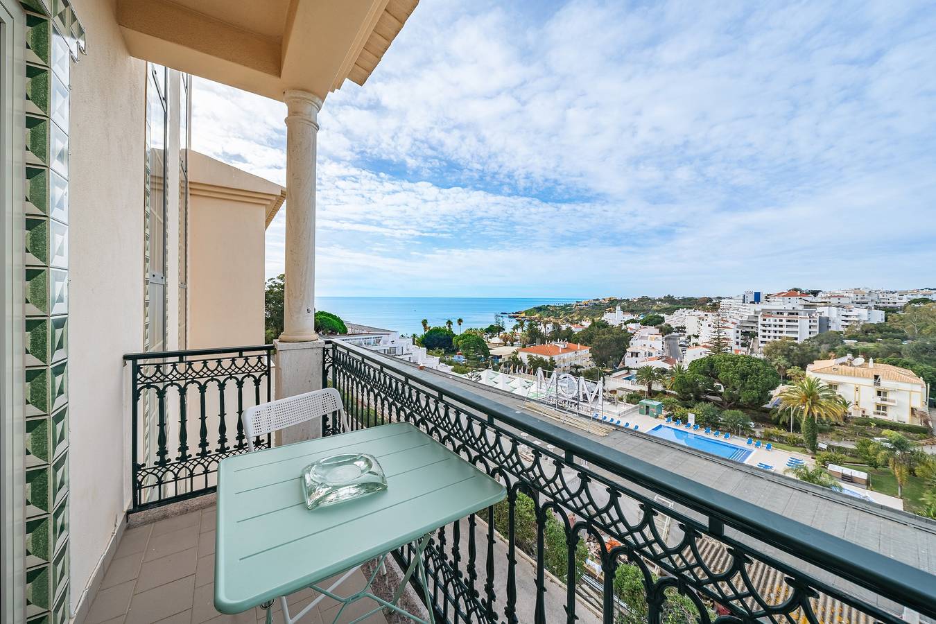 Entire apartment, Holiday Home 'Blue Wave Albufeira' with Sea View, Wi-Fi and Air Conditioning in Praia da Oura, Albufeira