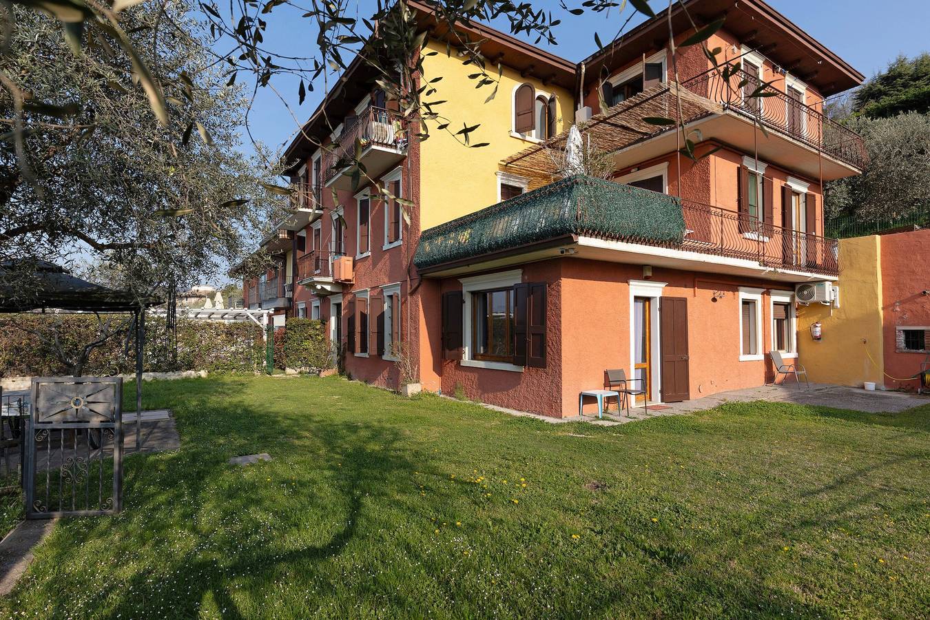 Ganze Wohnung, Ferienwohnung 'Relais Olivi Garten' mit Blick auf den See, Wi-Fi und Klimaanlage in Garda, Gardasee-Berge