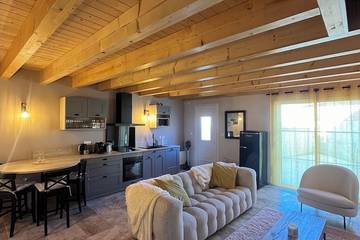 Gîte pour 4 personnes, avec jacuzzi à Lussac