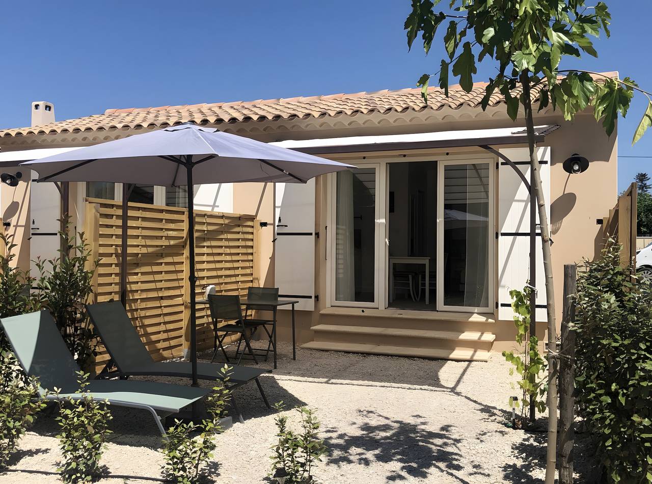 Studio entier, Studio « La Cigale » avec vue sur la montagne, Wi-Fi et climatisation in Taillades, Parc naturel régional du Luberon