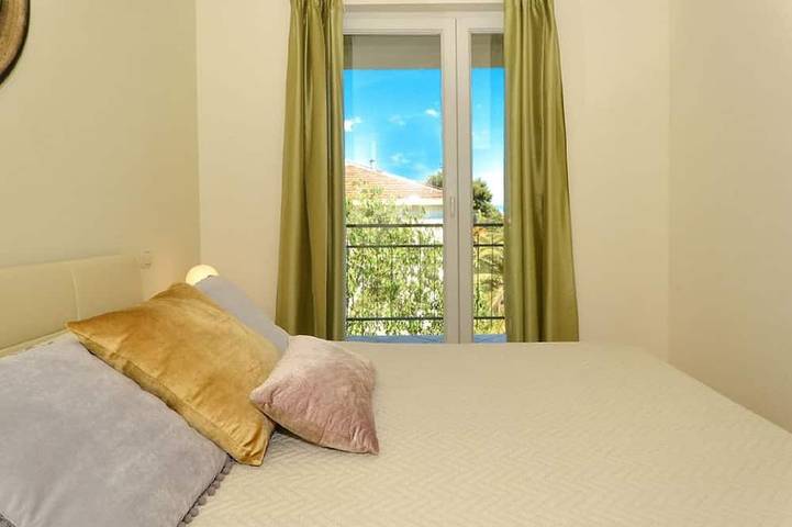Fantastic beachfront apartment with private balcony on the Adriatic.Top location in Trogir, Split-Dalmatie