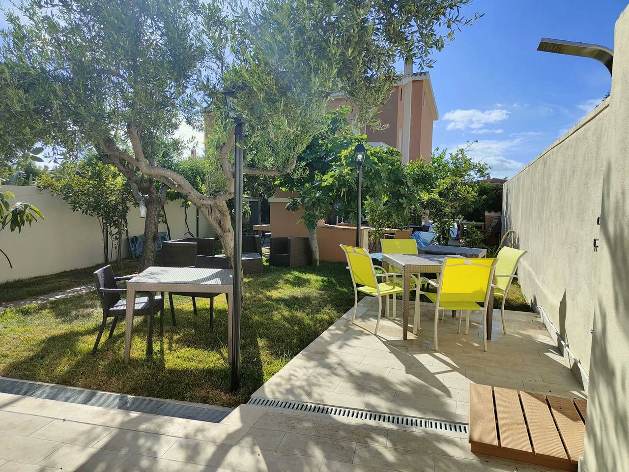 Holiday Home 'Villa Antoinette' with Private Terrace, Wi-Fi and Air Conditioning in Capitana, Cagliari Province