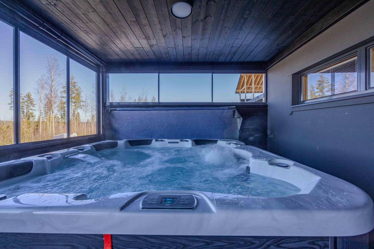 Villa Lempi Incl Jacuzzi, Sauna, Wifi ,Central location in Himos, Jämsä