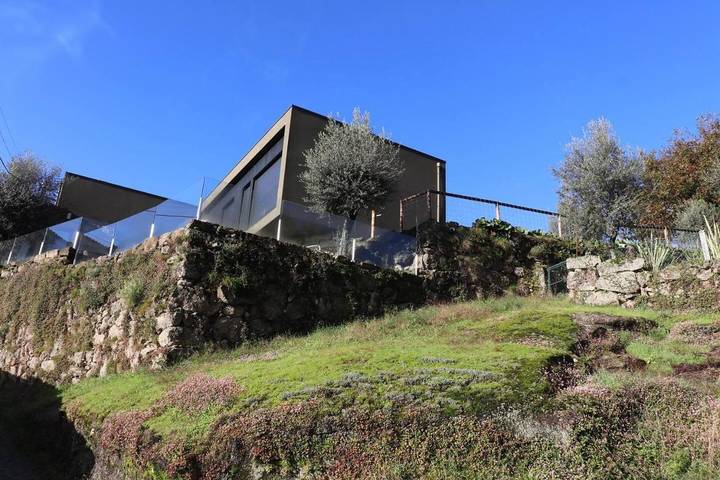 Gîte pour 6 personnes, avec jardin ainsi que vue et piscine dans Travassos