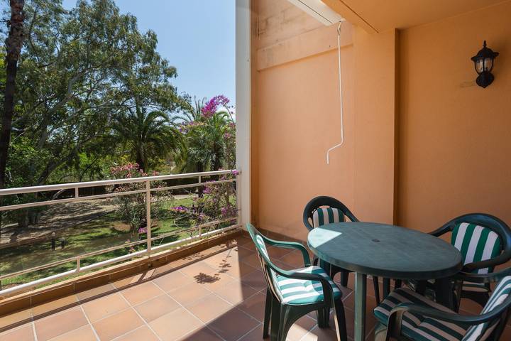 Apartamento entero, Apartamento 'Keops' con piscina compartida, terraza privada y aire acondicionado in Oliva, Costa Blanca
