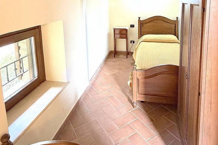 Casa Fronda B: A graceful apartment that is part of an ancient country house situated at a short distance from the shores of Lake Piediluco, with Free Wi-Fi. in Terni, Valnerina