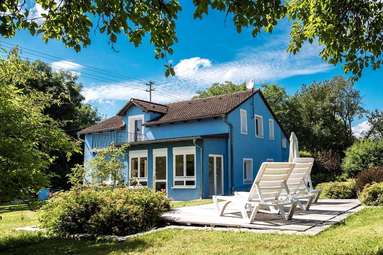 Das Blaue Haus mitten im Grünen - our Blue House surrounded by greenery in Langenaltheim, Frankenalb