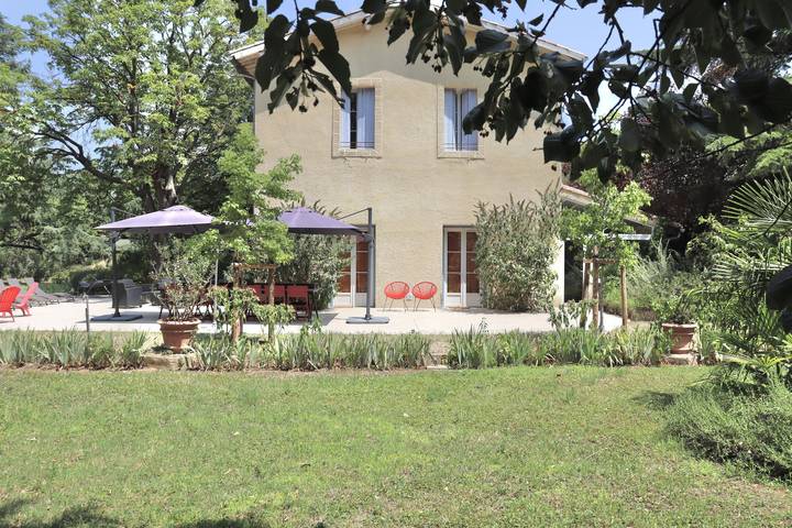 Gîte pour 10 personnes, avec Jacuzzi et Terrasse ainsi que Jardin et Piscine