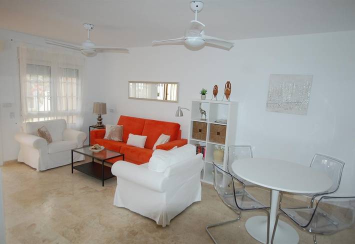 Appartement entier, Charmant appartement dans un quartier paisible avec Wi-Fi, jardin et piscine. in Las Ramblas Golf, Orihuela