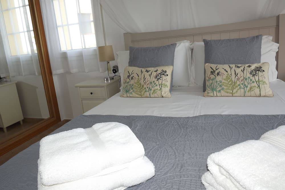 Villa with private pool and sea view from 1st floor, 5 mins walk to beach in Cala Vedella, Sant Josep de sa Talaia