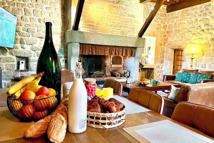Gîte pour 14 personnes, avec jardin à Castelreng
