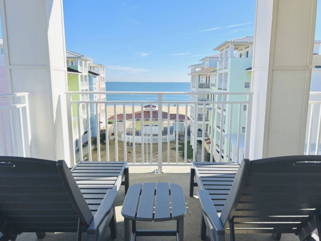 Entire apartment, Waterfront Penthouse! 4Bd/4Bth, 3000 sqft, 2 Decks in Virginia Beach