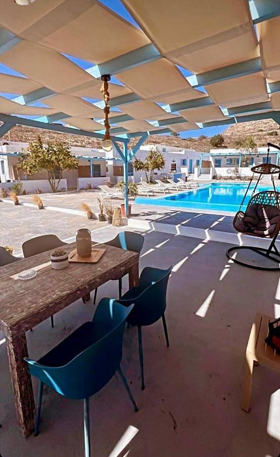 Villa pour 2 personnes, avec piscine ainsi que bassin pour enfant et jardin à Santorin