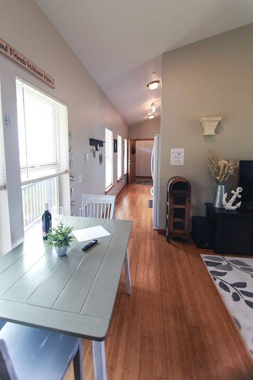 Charming Hideaway Overlooking The Astoria Waters in Astoria, Clatsop County