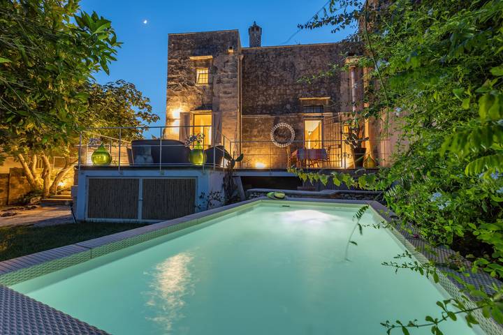 Villa pour 4 personnes, avec Balcon ainsi que Balcon/Terrasse et Jacuzzi dans les Pouilles