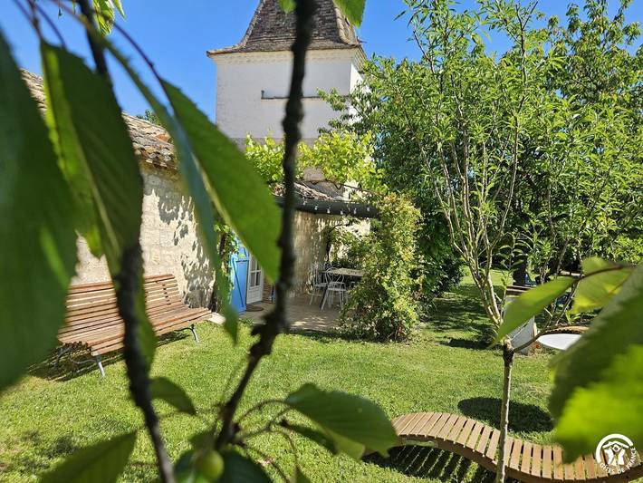 Gîte pour 8 personnes, avec Jacuzzi et Terrasse ainsi que Jardin et Piscine dans le Tarn