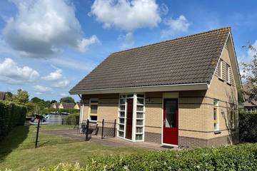 Ferienhaus für 6 Personen, mit Terrasse und Whirlpool sowie Garten und Pool in Medemblik