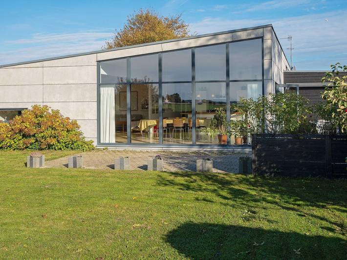 Ferieudlejning for 6 personer, med Terrasse og Have i Falster