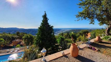 Gîte pour 6 personnes, avec vue ainsi que piscine et jardin à Gattières