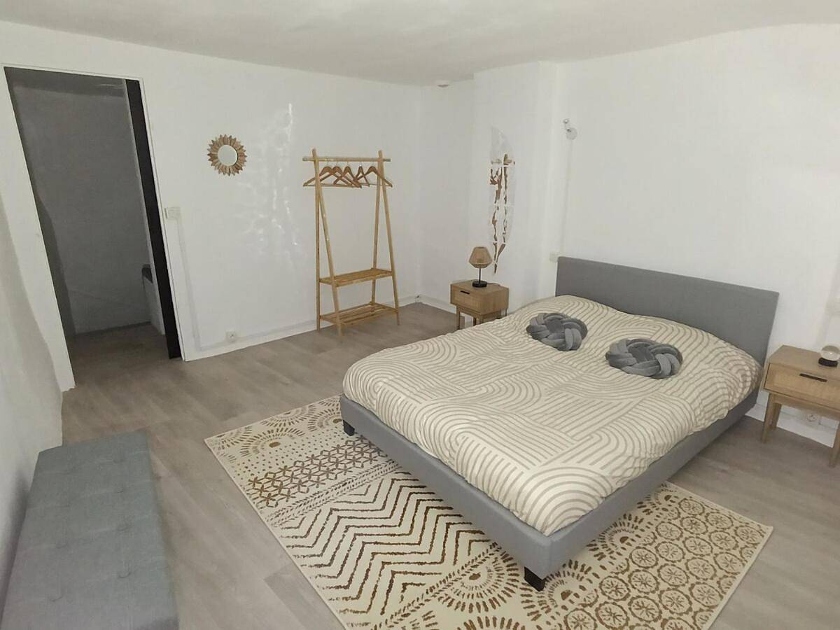 Appartement entier, One-Bedroom House in Colombiers, Côte d'Améthyste