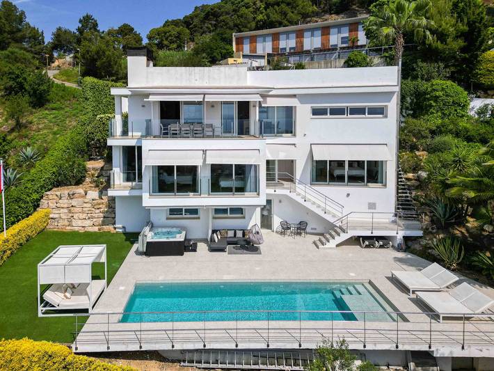 Villa for 11 people, with pool and garden as well as hot tub, child-friendly in Blanes