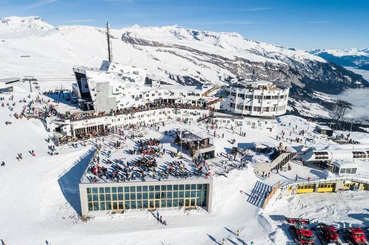 Hostel für 4 Personen, mit Terrasse und Ausblick in Falera