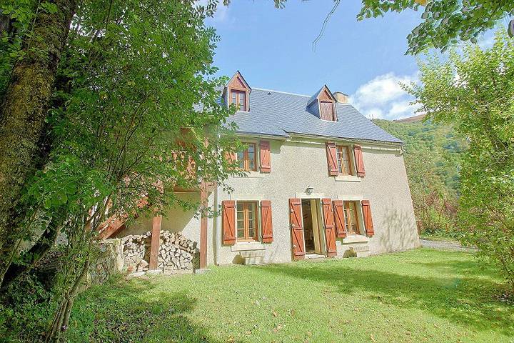 Gîte pour 8 personnes, avec jardin à Avajan