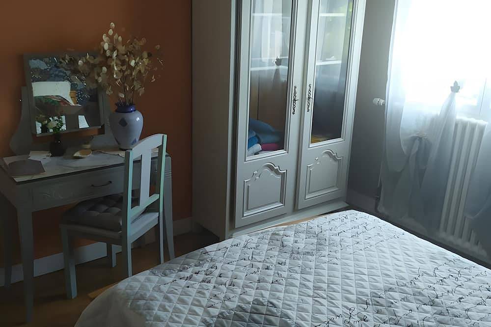 Chambre d’hôtes « Les Camélias » avec terrasse partagée et jardin privé in Orval, Région de Coutances