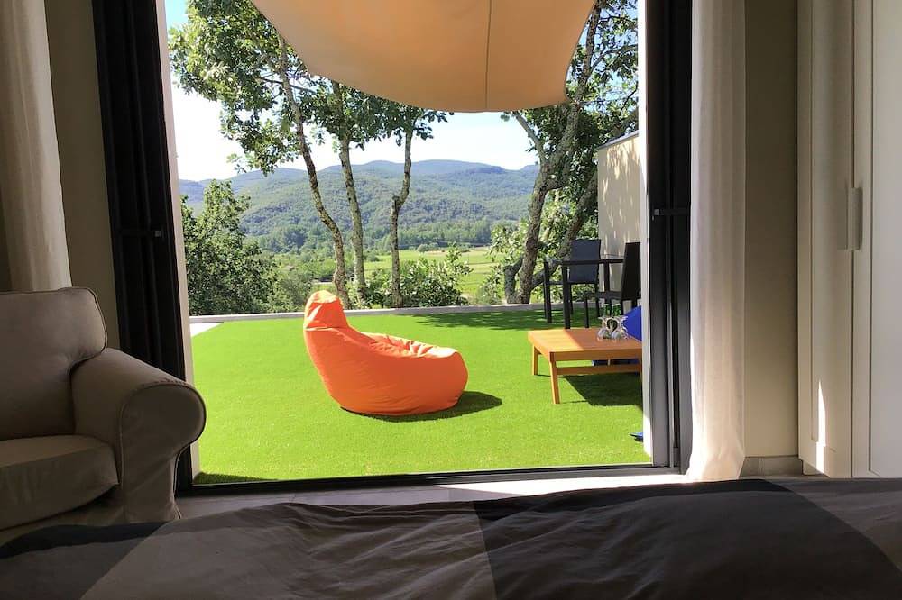 Belle maison neuve, vue magnifique, piscine débordement, terrasse 115m2, clim  in Saint-Alban-Auriolles, Ardèche