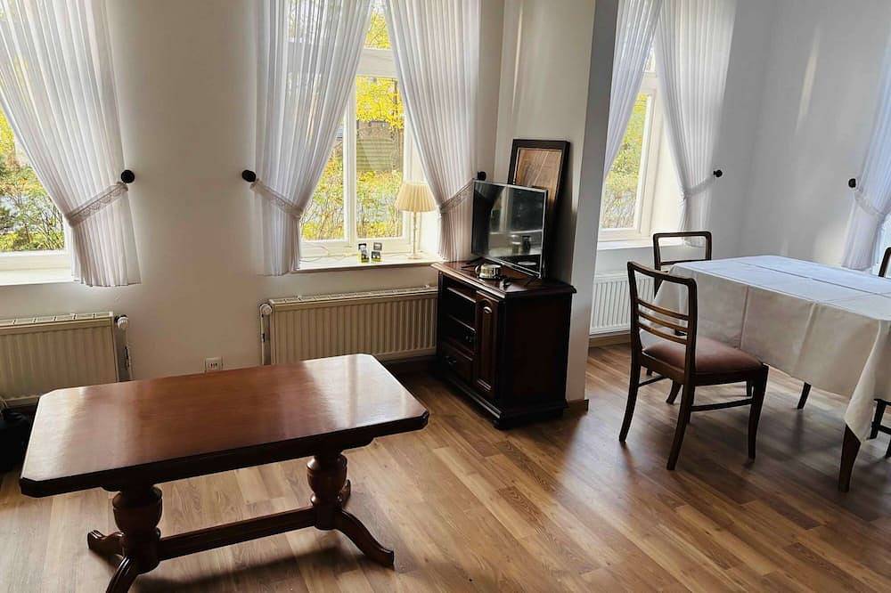 Haushälfte einer Ostfriesen-Villa in Jemgum, Ostfriesland