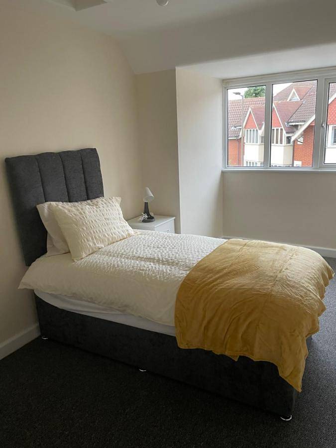 Entire apartment, Large 4 Bedroom Sleeps 8, Spacious Apartment for Contractors and Holidays near Bedford Centre - 1 Free Parking Space & Free Wifi in Bedford